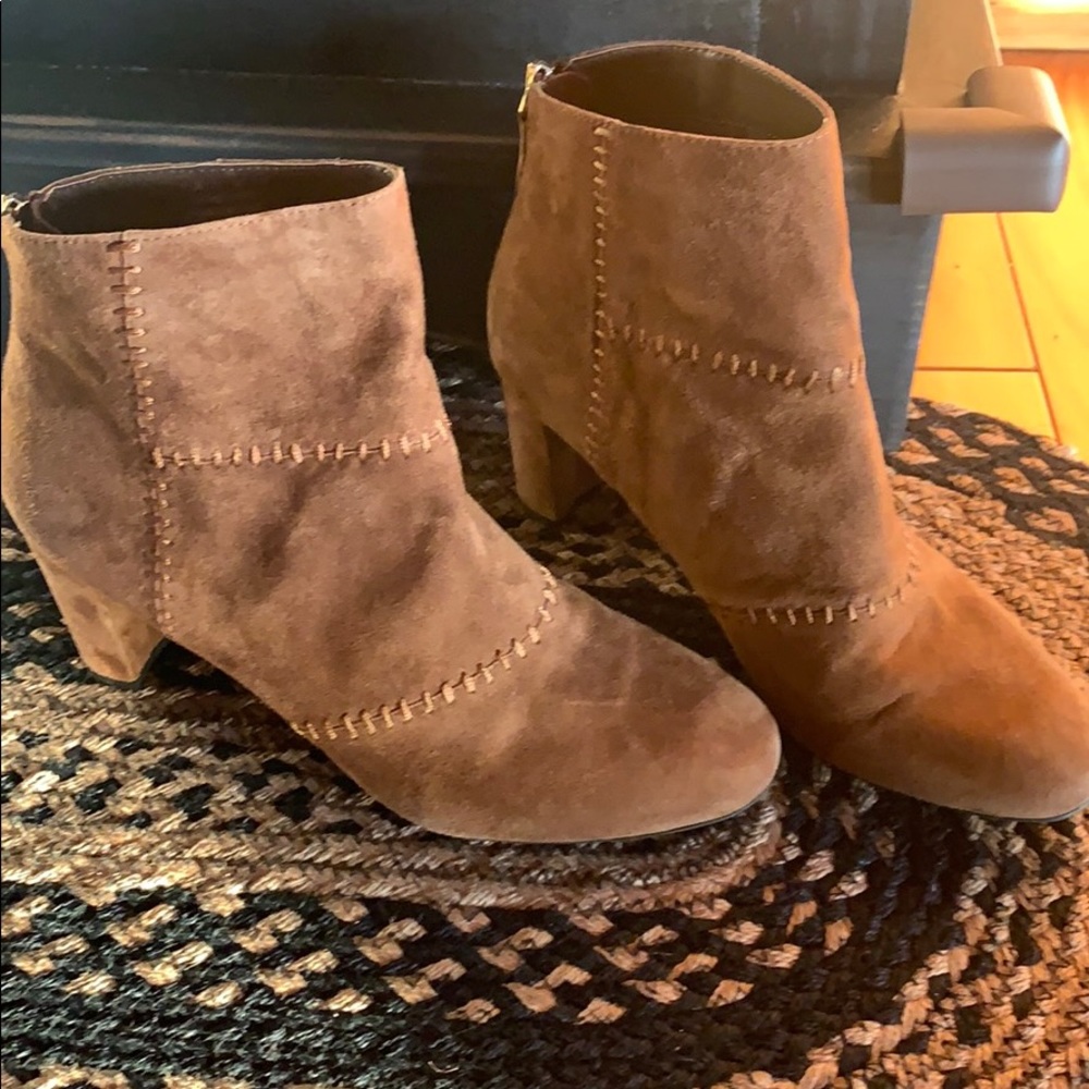 Boots that zip 9.5 only tried on